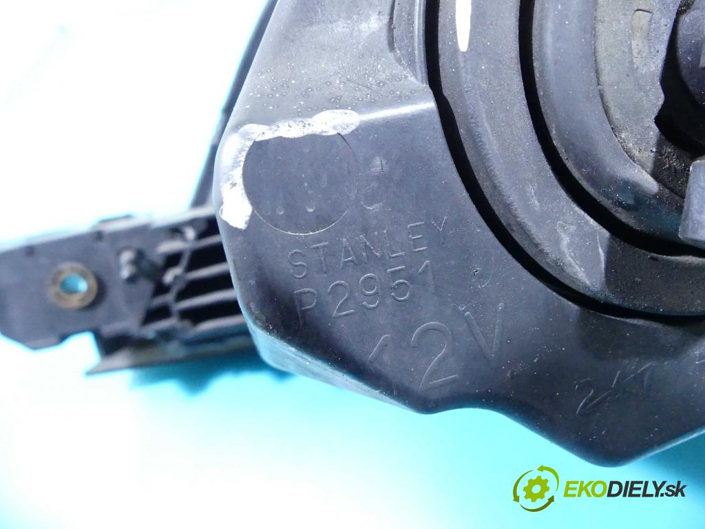 Mazda 3 I BK 2003-2009 1.6 citd 109 HP manual 80 kW 1560 cm3 5- Reflektor: pravý  (Pravé)