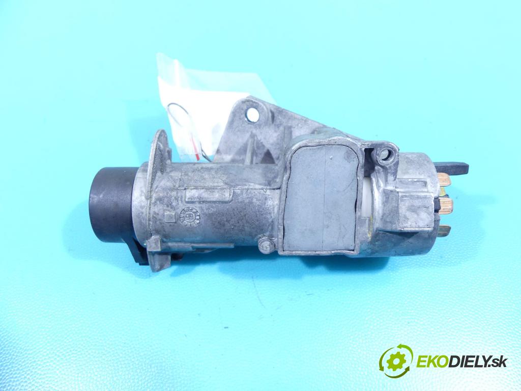 Vw Bora 2.0 8v 116 HP manual 85 kW 1984 cm3 4- Spínačka 4B0905851C (Spínacie skrinky a kľúče)