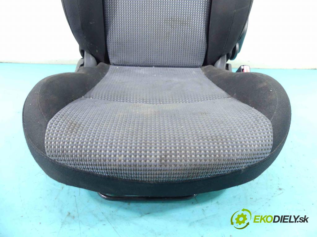 Peugeot 206 1.4 75 hp manual 55 kW 1360 cm3 5- Sedadlo pravý  (Sedačky, sedadla)