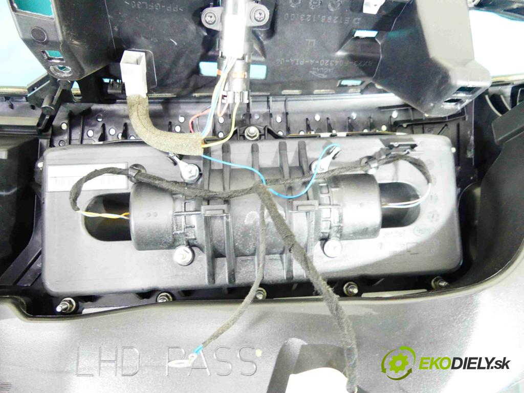 Jaguar XF I X250 2007-2015 3.0 TD V6 211KM automatic 155 kW 2993 cm3 4- kokpit,pristrojová doska rozdeľovacia
