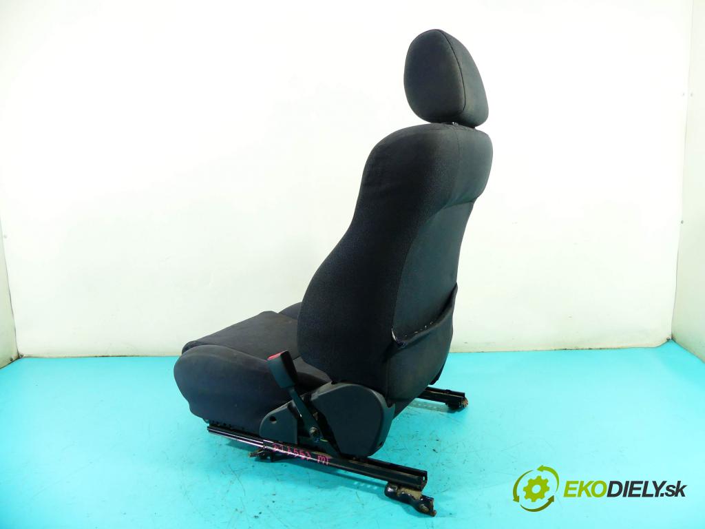 Toyota Corolla E12 2001-2009 2.0 d4d 90 HP manual 66 kW 1995 cm3 5- Sedačka pravý  (Sedačky, sedadlá)