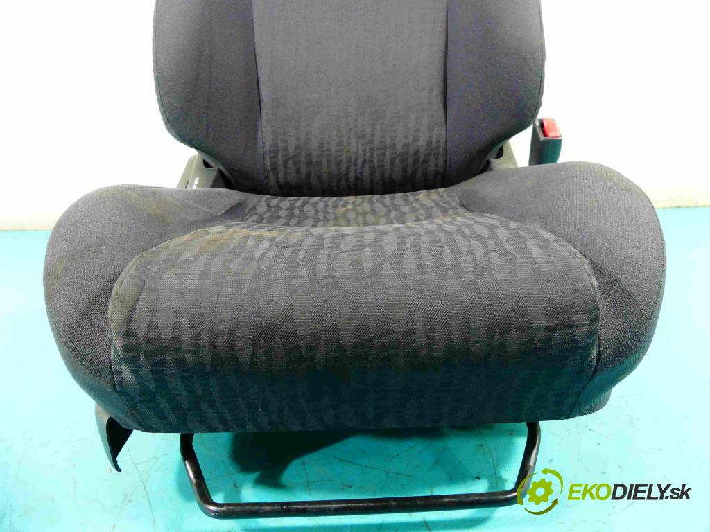Toyota Corolla E12 2001-2009 2.0 d4d 90 HP manual 66 kW 1995 cm3 5- Sedačka pravý  (Sedačky, sedadlá)