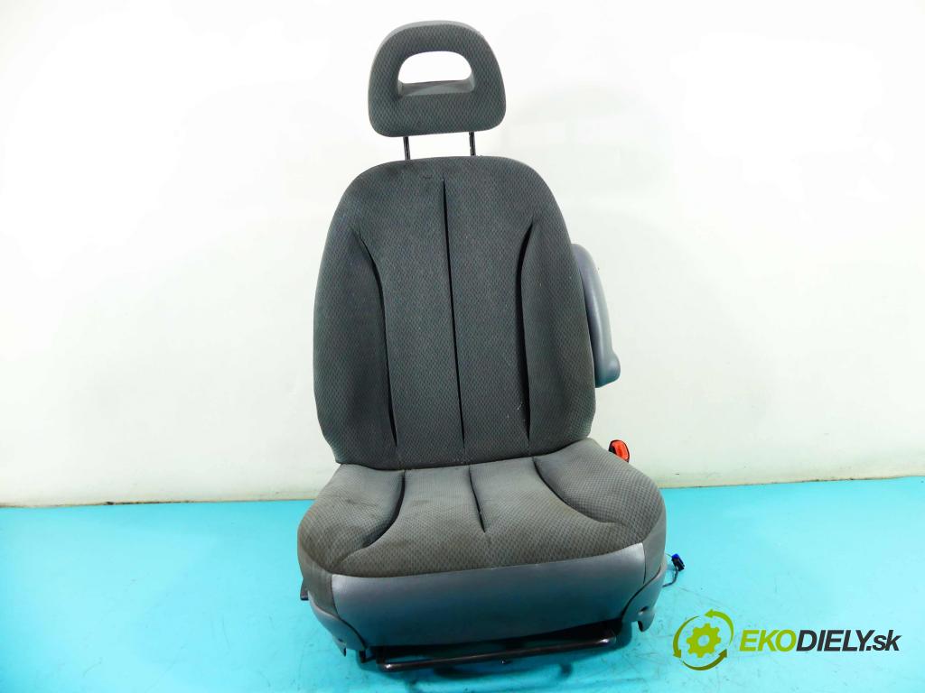 Chrysler Voyager IV 2000-2007 2.8 crd: 150 HP automatic 110 kW 2776 cm3 5- Sedačka pravý  (Sedačky, sedadlá)