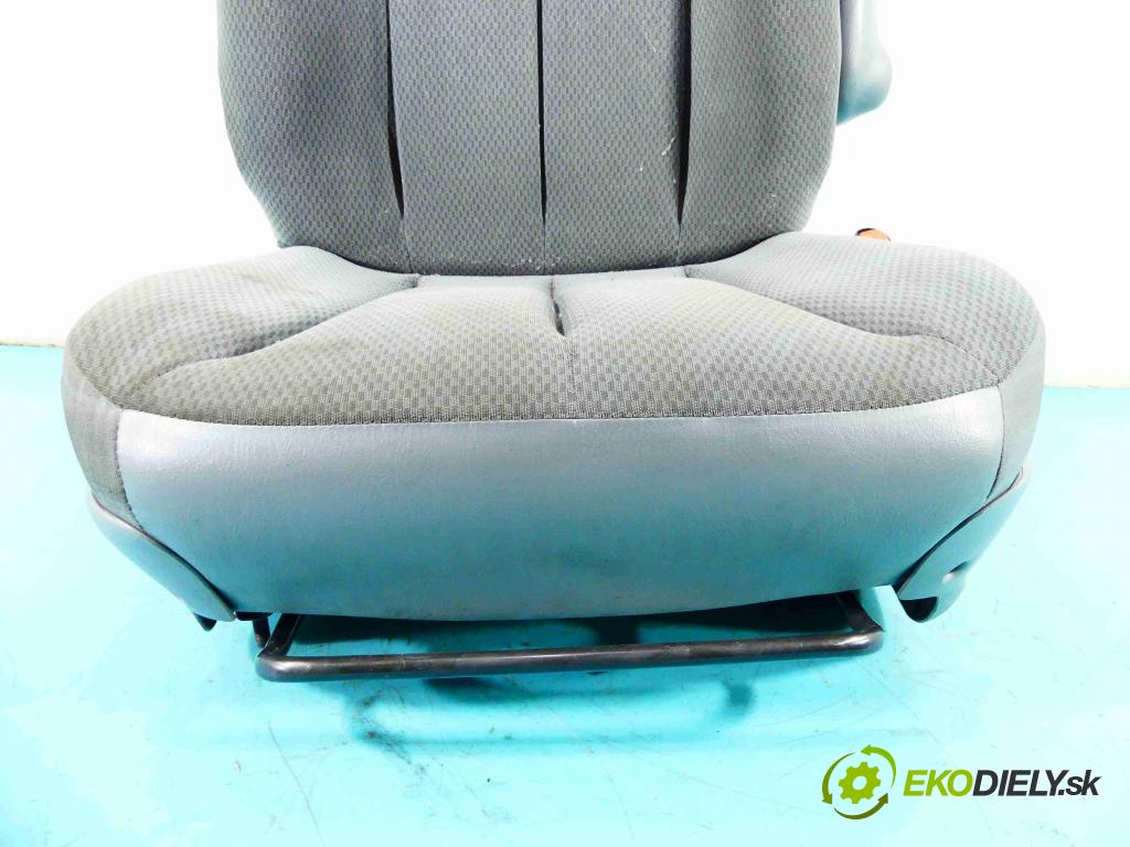 Chrysler Voyager IV 2000-2007 2.8 crd: 150 HP automatic 110 kW 2776 cm3 5- Sedačka pravý  (Sedačky, sedadlá)