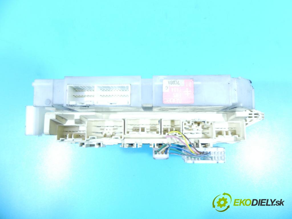 Mazda Xedos 9 2.3 T 211KM automatic 155 kW 2255 cm3 4- skříňka pojistková 7C03A (Pojistkové skříňky)