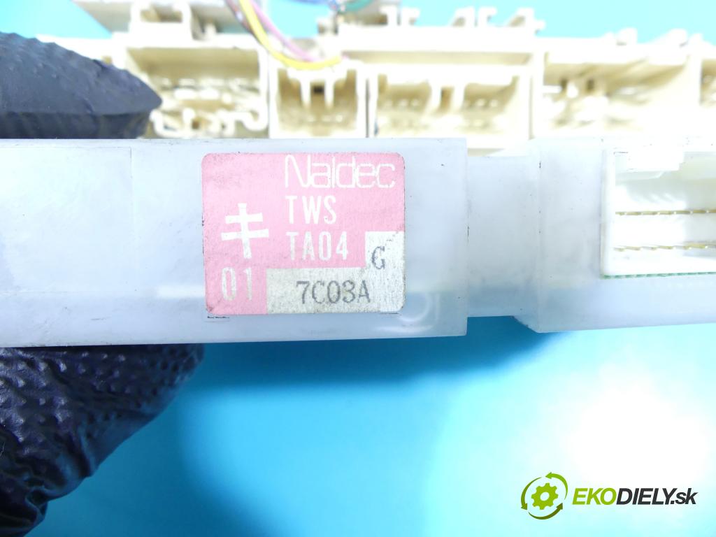 Mazda Xedos 9 2.3 T 211KM automatic 155 kW 2255 cm3 4- skříňka pojistková 7C03A (Pojistkové skříňky)