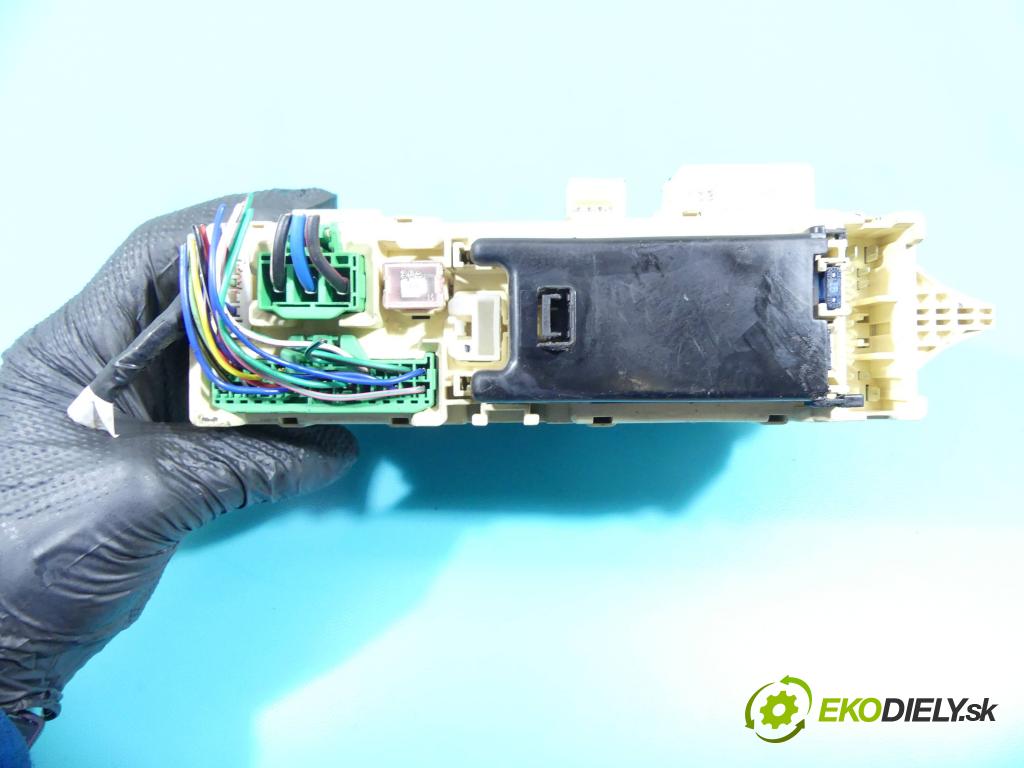 Mazda Xedos 9 2.3 T 211KM automatic 155 kW 2255 cm3 4- skříňka pojistková 7C03A (Pojistkové skříňky)