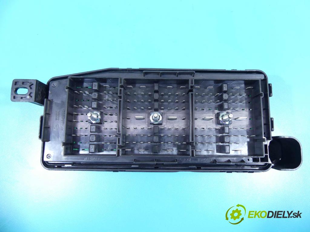 Chevrolet Captiva 2.2 VCDI 184 hp automatic 135 kW 2231 cm3 5- skříňka pojistková 95471068 (Pojistkové skříňky)