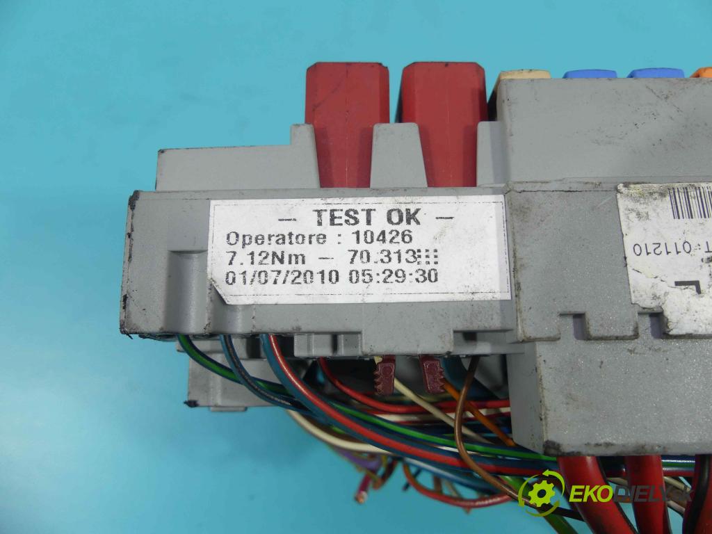 Alfa romeo Giulietta 1.6 jtdm: 105 HP manual 77 kW 1598 cm3 5- skrinka poistka 51867697 (Poistkové skrinky)