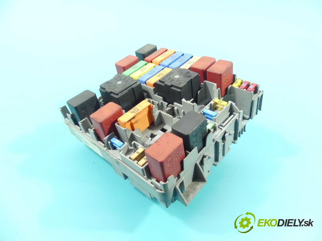 Alfa romeo Giulietta 1.6 jtdm: 105 HP manual 77 kW 1598 cm3 5- skrinka poistka 51867697 (Poistkové skrinky)