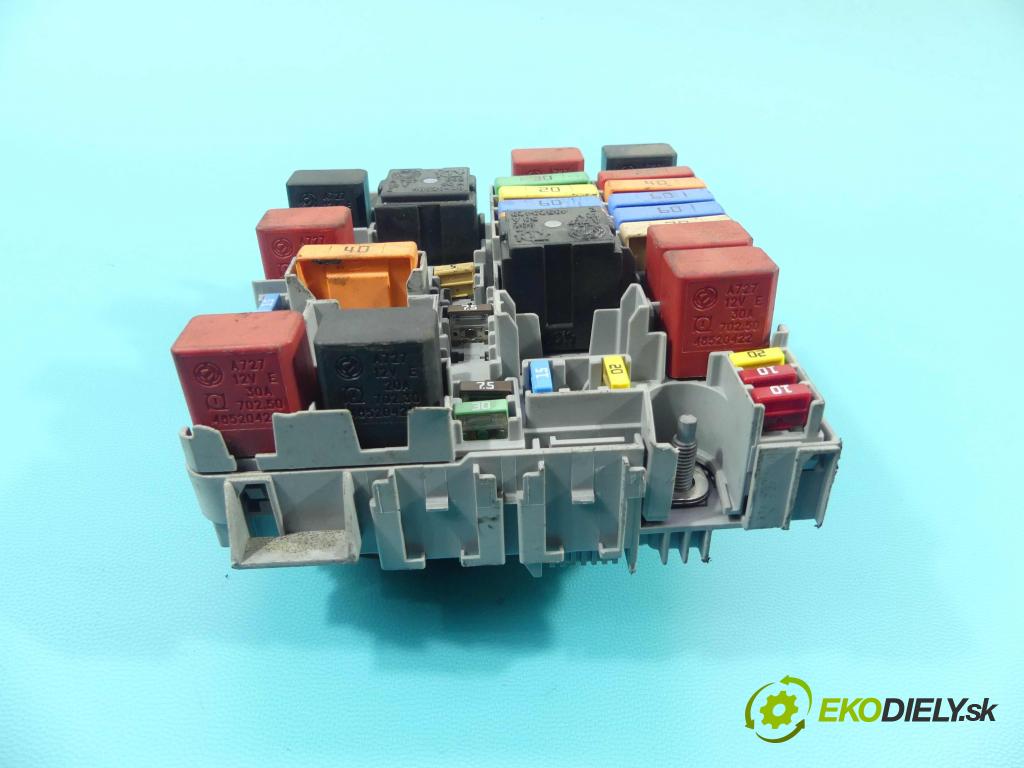 Alfa romeo Giulietta 1.6 jtdm: 105 HP manual 77 kW 1598 cm3 5- skrinka poistka 51867697 (Poistkové skrinky)