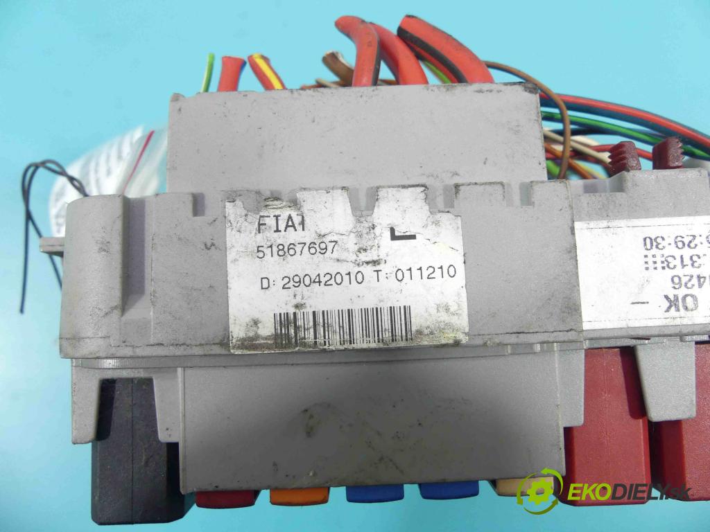 Alfa romeo Giulietta 1.6 jtdm: 105 HP manual 77 kW 1598 cm3 5- skrinka poistka 51867697 (Poistkové skrinky)