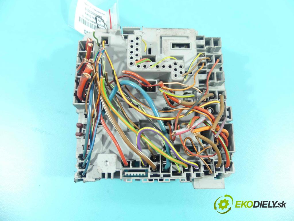 Alfa romeo Giulietta 1.6 jtdm: 105 HP manual 77 kW 1598 cm3 5- skrinka poistka 51867697 (Poistkové skrinky)