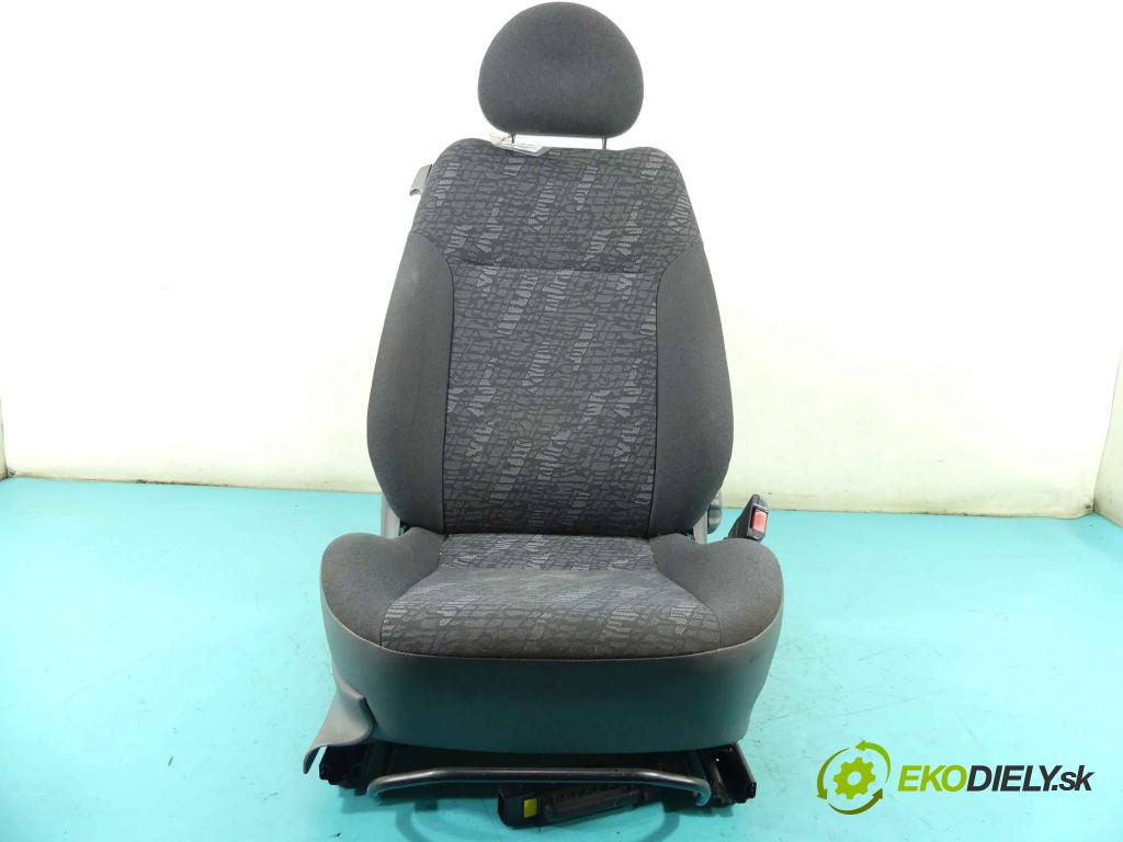 Opel Corsa C 2000-2006 1.0 12v 58 HP manual 43 kW 973 cm3 3- Sedačka pravý  (Sedačky, sedadlá)