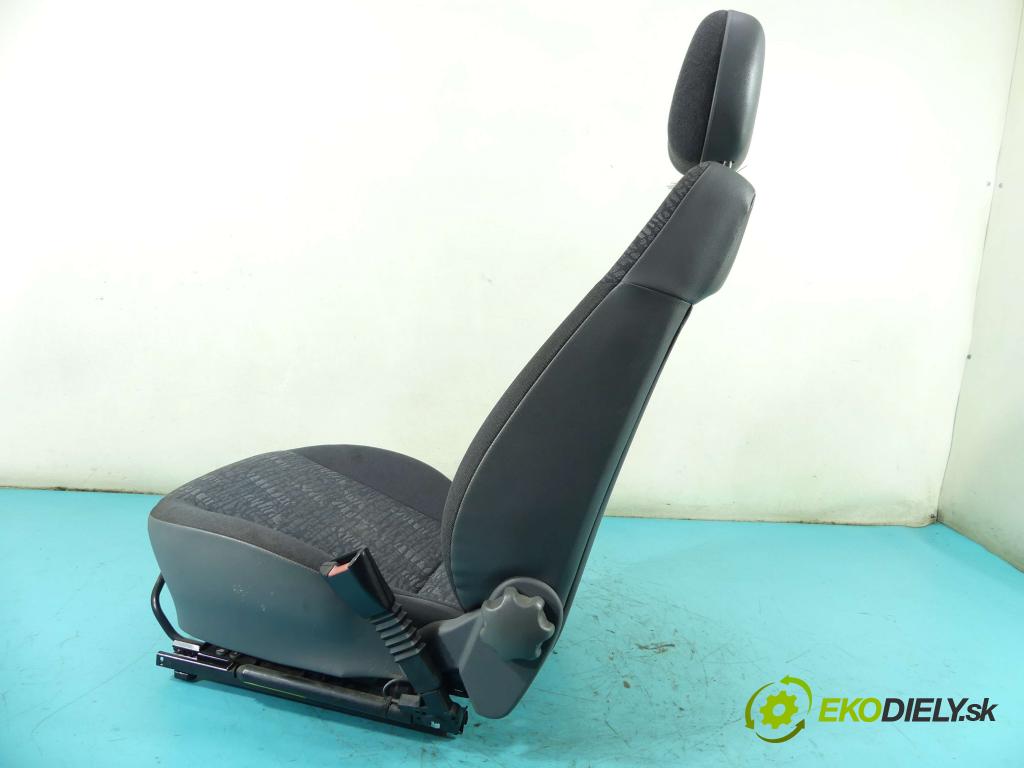 Opel Corsa C 2000-2006 1.0 12v 58 HP manual 43 kW 973 cm3 3- Sedačka pravý  (Sedačky, sedadlá)