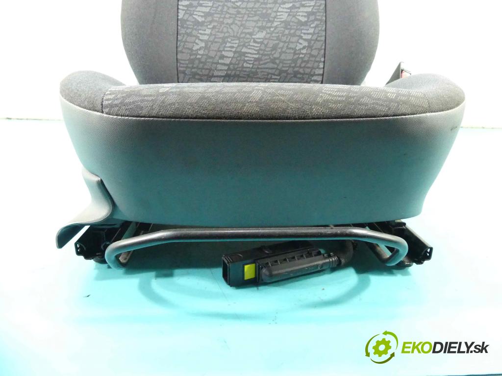Opel Corsa C 2000-2006 1.0 12v 58 HP manual 43 kW 973 cm3 3- Sedačka pravý  (Sedačky, sedadlá)