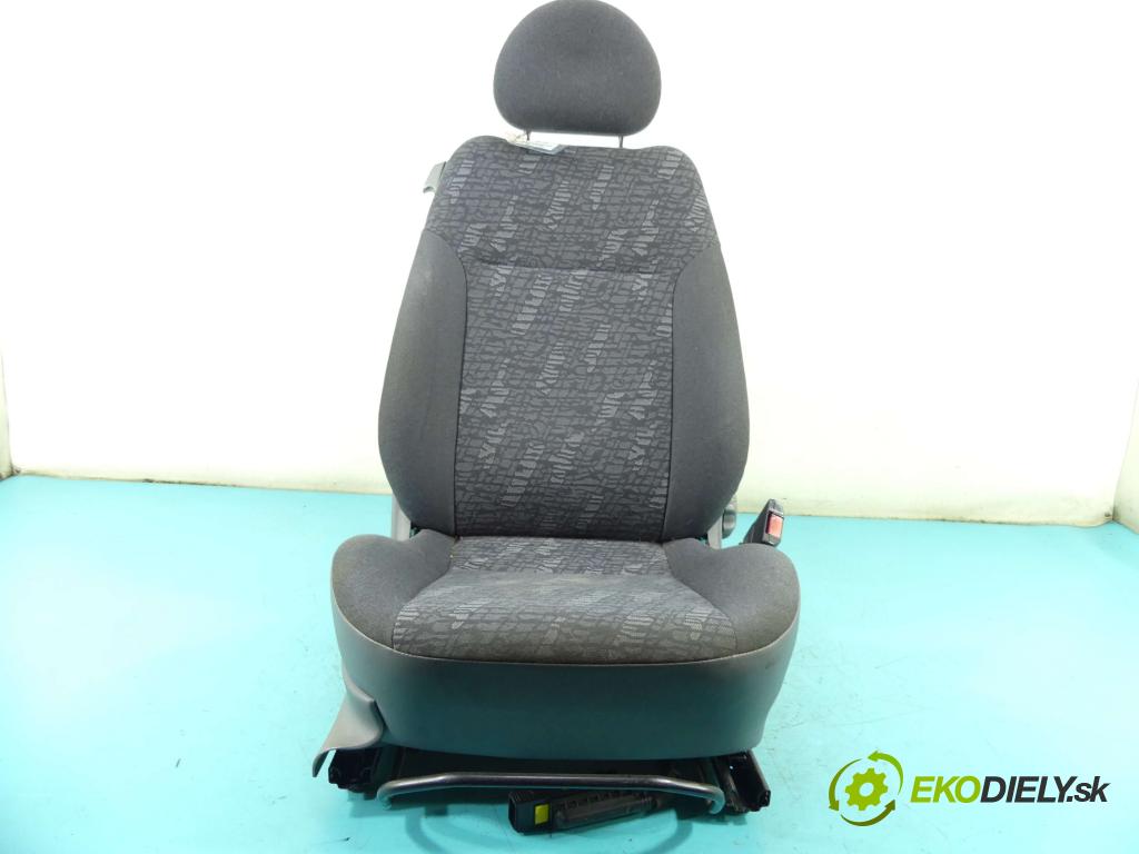 Opel Corsa C 2000-2006 1.0 12v 58 HP manual 43 kW 973 cm3 3- Sedačka pravý  (Sedačky, sedadlá)