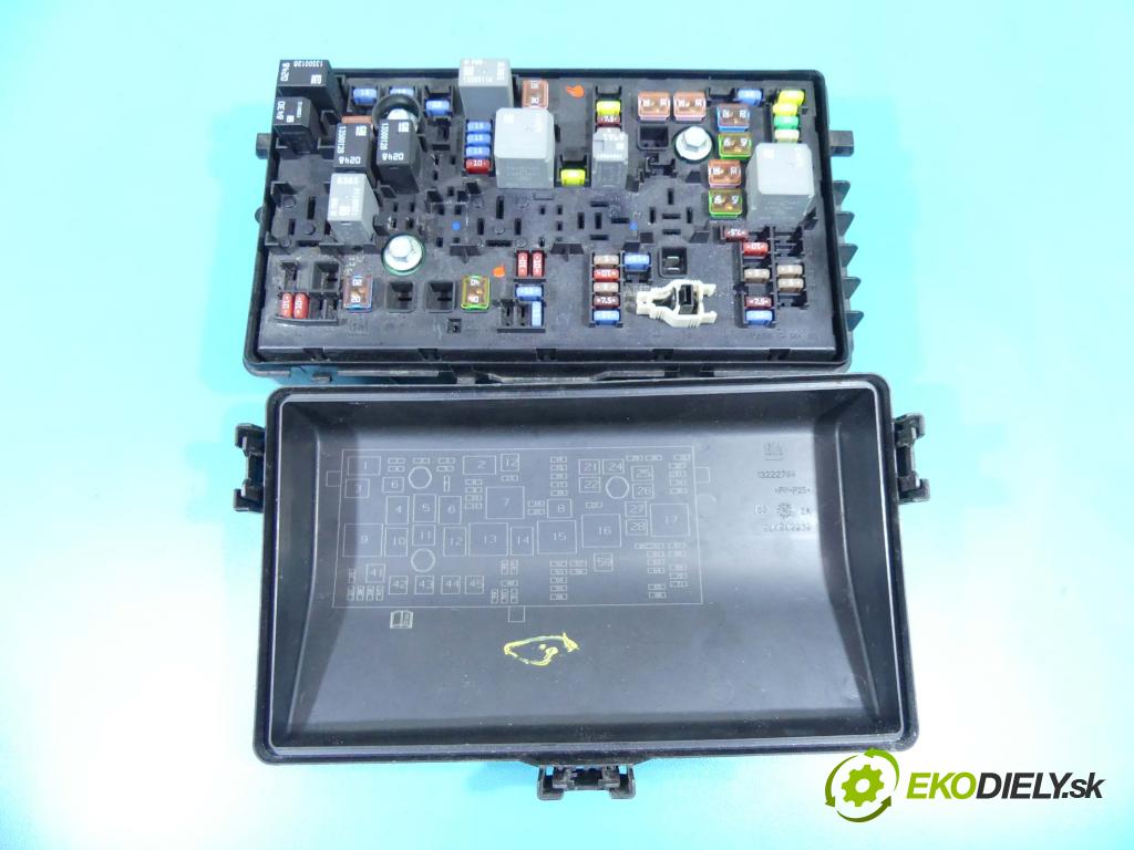 Chevrolet Cruze 1.8 16v 141 hp manual 104 kW 1796 cm3 5- skříňka pojistková 9698202404 (Pojistkové skříňky)