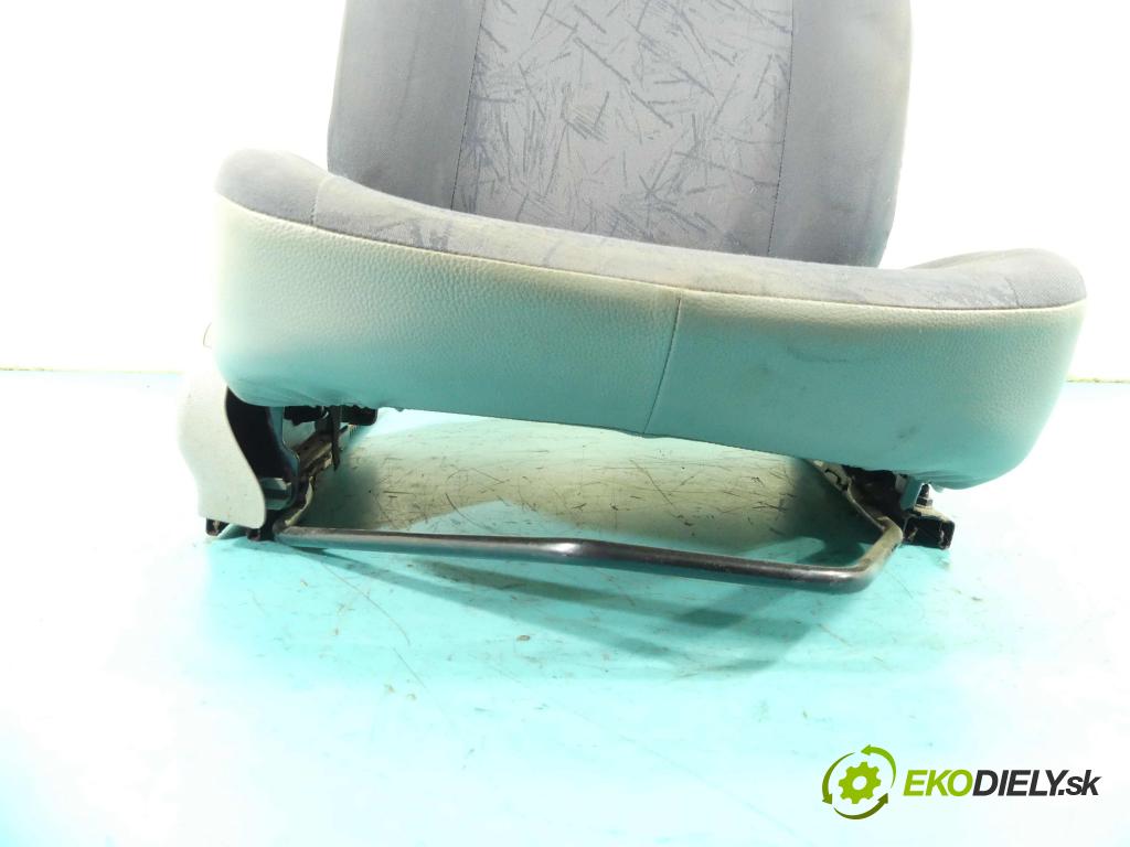 Dacia Logan I 2005-2014 1.4 8v 75 HP manual 55 kW 1390 cm3 4- Sedačka pravý  (Sedačky, sedadlá)