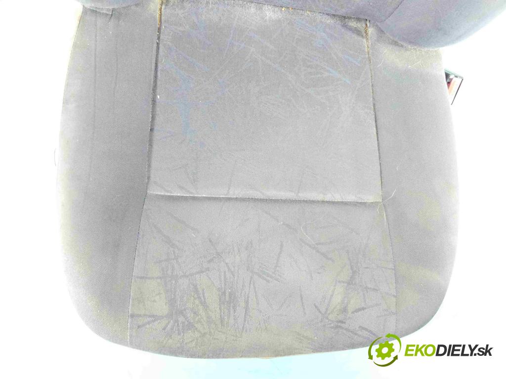 Dacia Logan I 2005-2014 1.4 8v 75 HP manual 55 kW 1390 cm3 4- Sedačka pravý  (Sedačky, sedadlá)