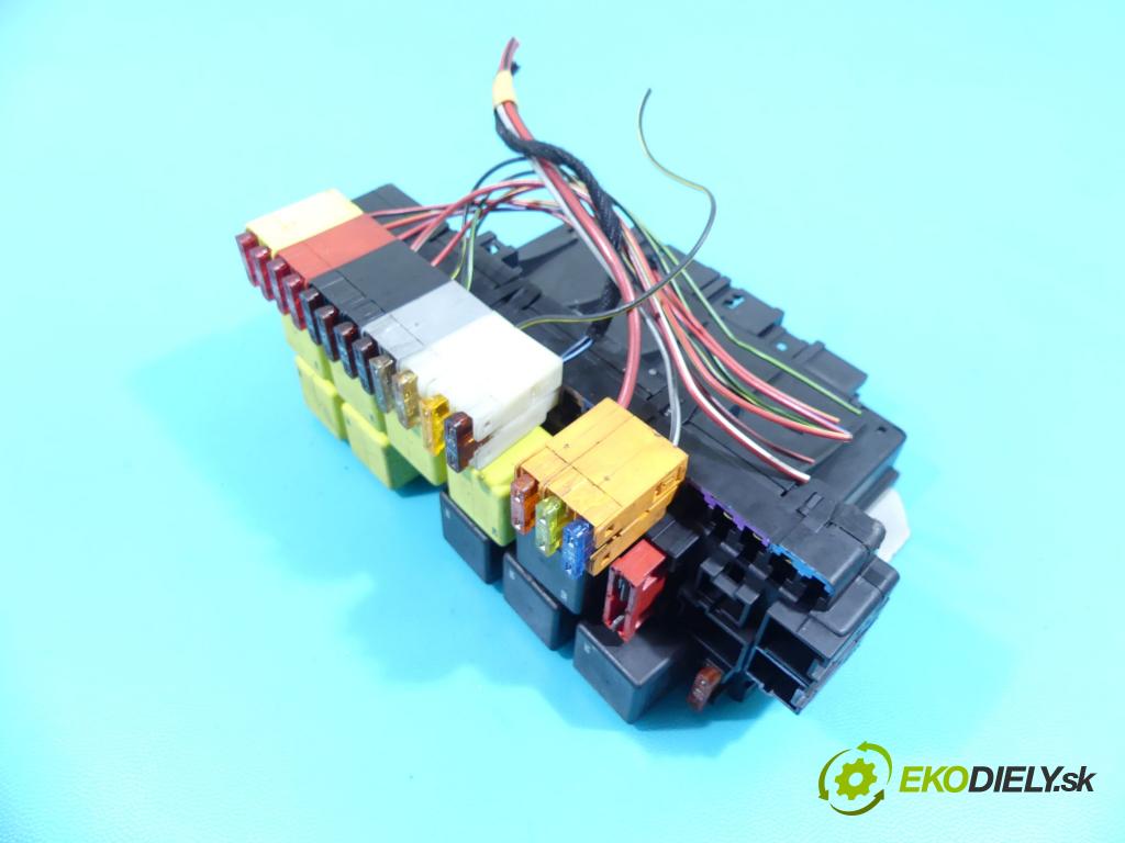 Mercedes S W220 1998-2005 3.2 V6 224 hp automatic 165 kW 3199 cm3 4- skříňka pojistková A0275454432 (Pojistkové skříňky)