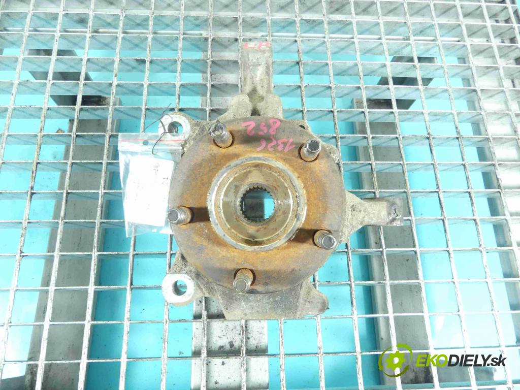 Chrysler Voyager IV 2000-2007 3.3 V6 177 HP automatic 130 kW 3301 cm3 5- náboj ľavé  (Náboje)