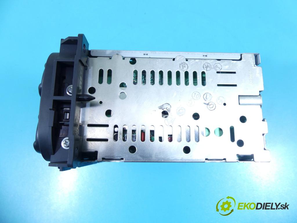 Chrysler Voyager IV 2000-2007 3.3 V6 177 HP automatic 130 kW 3301 cm3 5- Radio originál P05091610AD