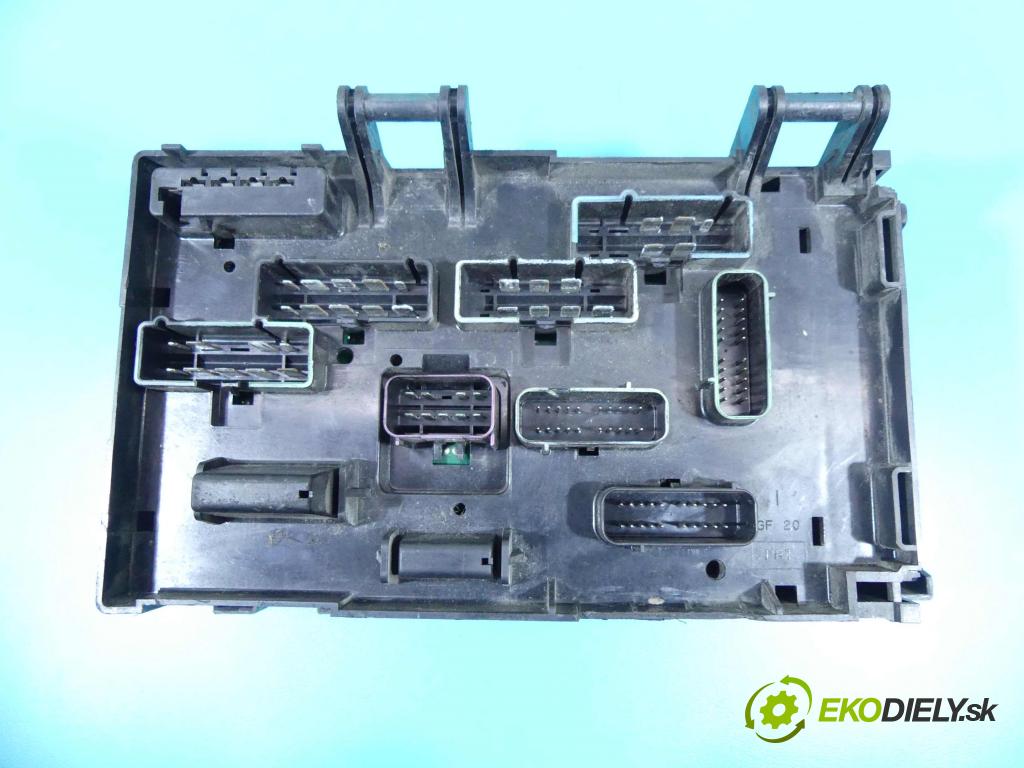 Chrysler Voyager IV 2000-2007 3.3 V6 177 hp automatic 130 kW 3301 cm3 5- skříňka pojistková  (Pojistkové skříňky)