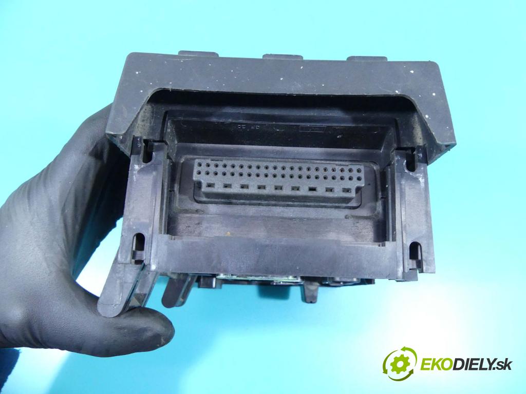 Chrysler Voyager IV 2000-2007 3.3 V6 177 hp automatic 130 kW 3301 cm3 5- skříňka pojistková  (Pojistkové skříňky)