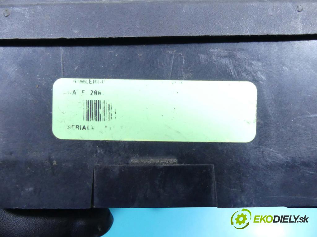 Chrysler Voyager IV 2000-2007 3.3 V6 177 hp automatic 130 kW 3301 cm3 5- skříňka pojistková  (Pojistkové skříňky)