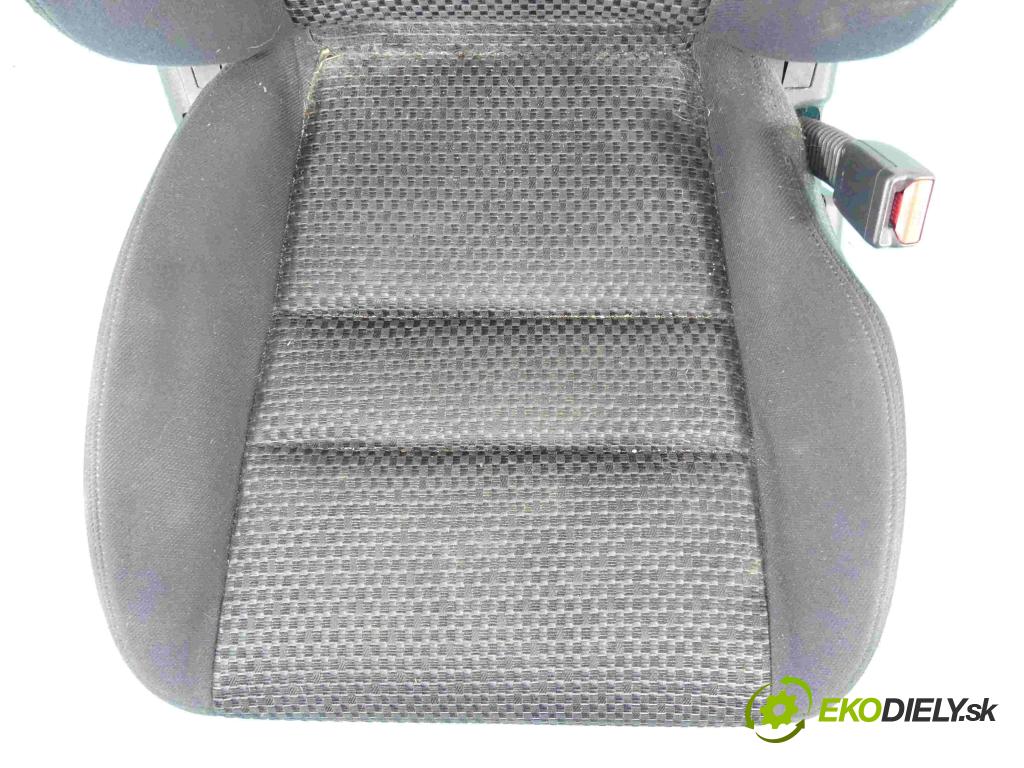 Honda Stream 1.7 16V 125 HP manual 92 kW 1668 cm3 5- Sedačka pravý  (Sedačky, sedadlá)
