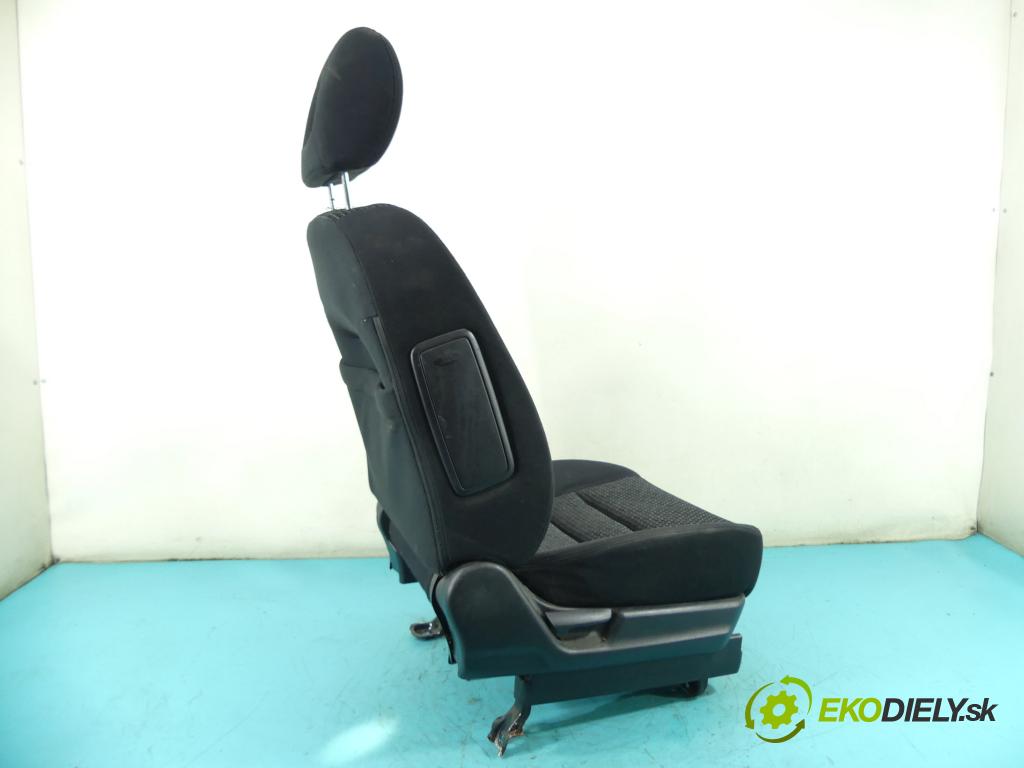 Honda Stream 1.7 16V 125 HP manual 92 kW 1668 cm3 5- Sedačka pravý  (Sedačky, sedadlá)