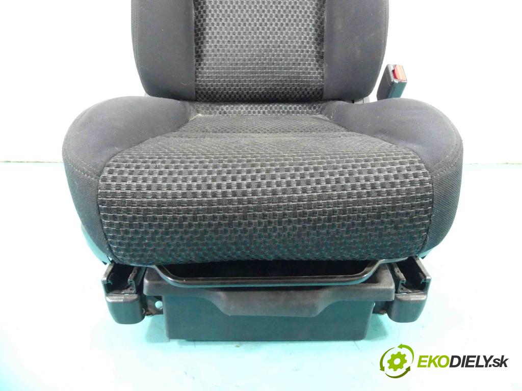 Honda Stream 1.7 16V 125 HP manual 92 kW 1668 cm3 5- Sedačka pravý  (Sedačky, sedadlá)