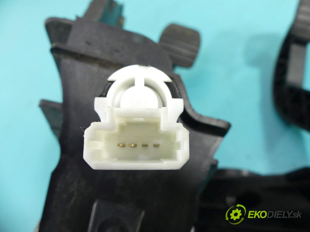 Opel Movano III 2010-2022 2.3 CDTI 163 HP manual 120 kW 2299 cm3 5- pedále 465105948R (Pedále)