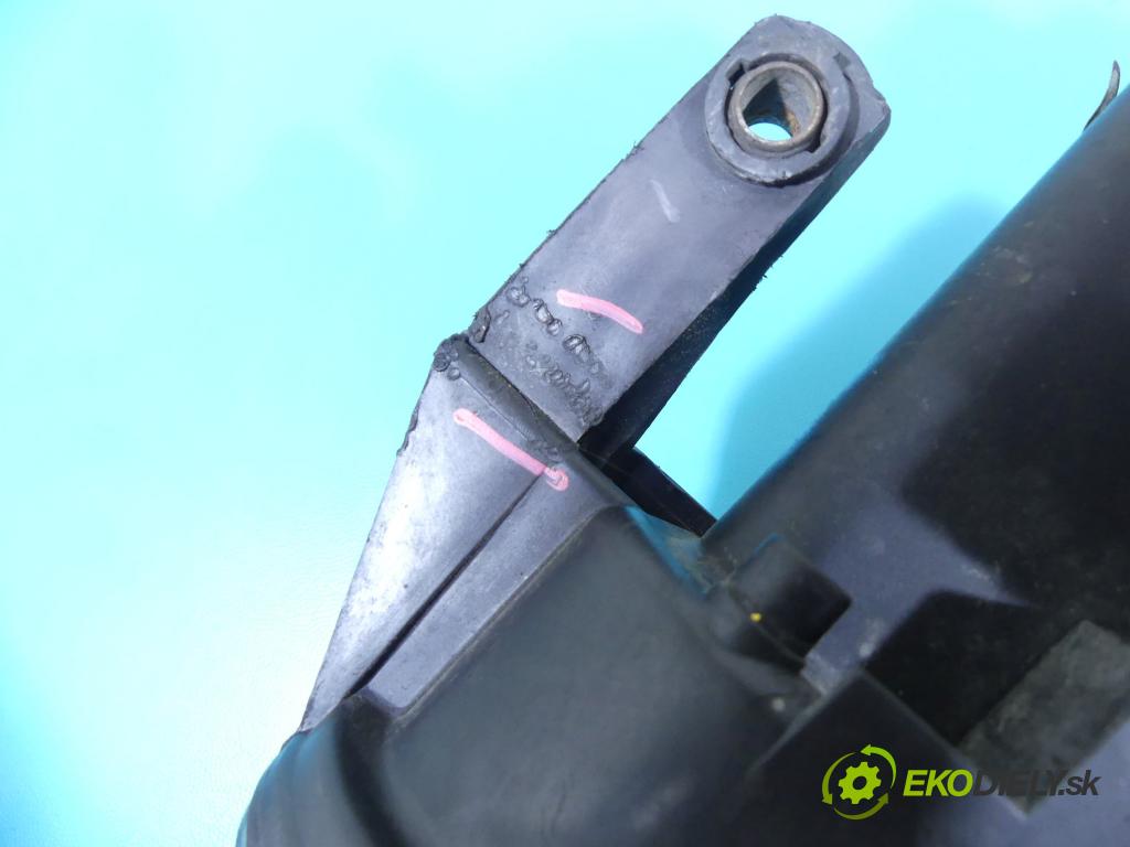 Vw Passat B5 1995-2005 2.8 V6 193 HP manual 142 kW 2771 cm3 5- Reflektor: pravý  (Pravé)