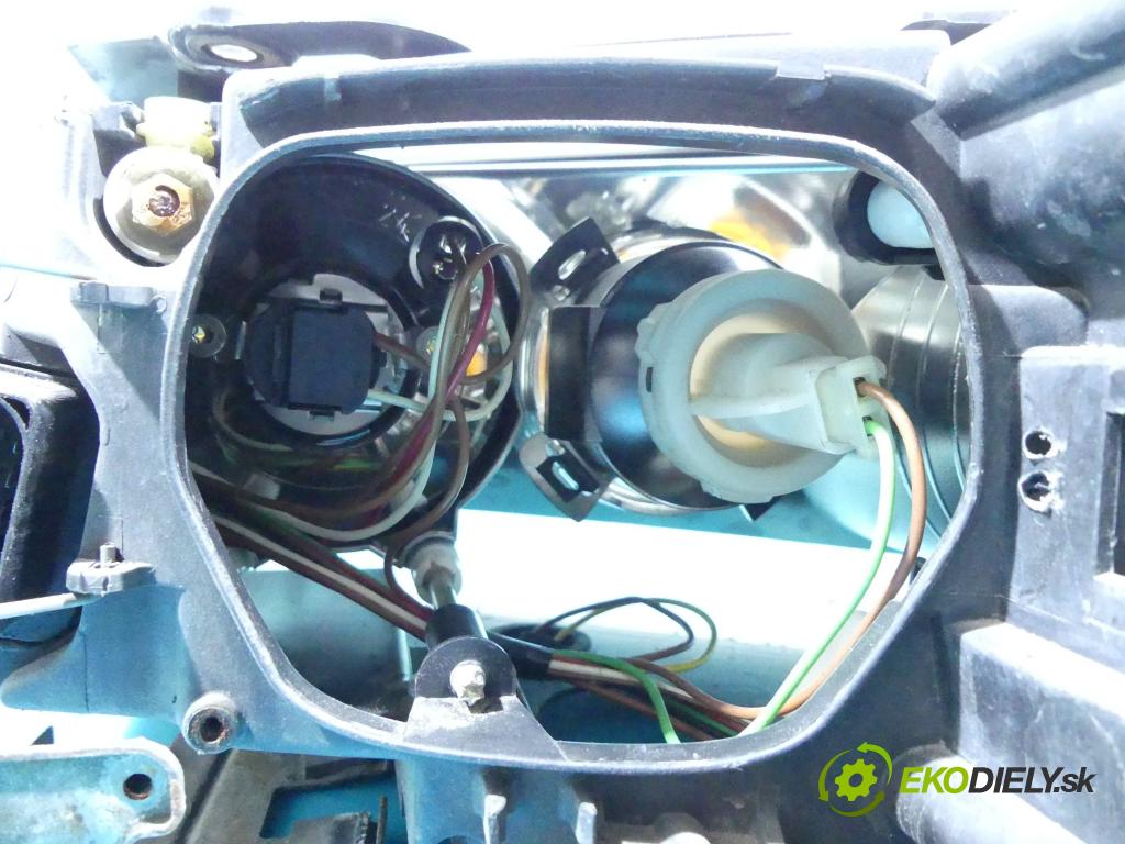 Vw Passat B5 1995-2005 2.8 V6 193 HP manual 142 kW 2771 cm3 5- Reflektor: pravý  (Pravé)