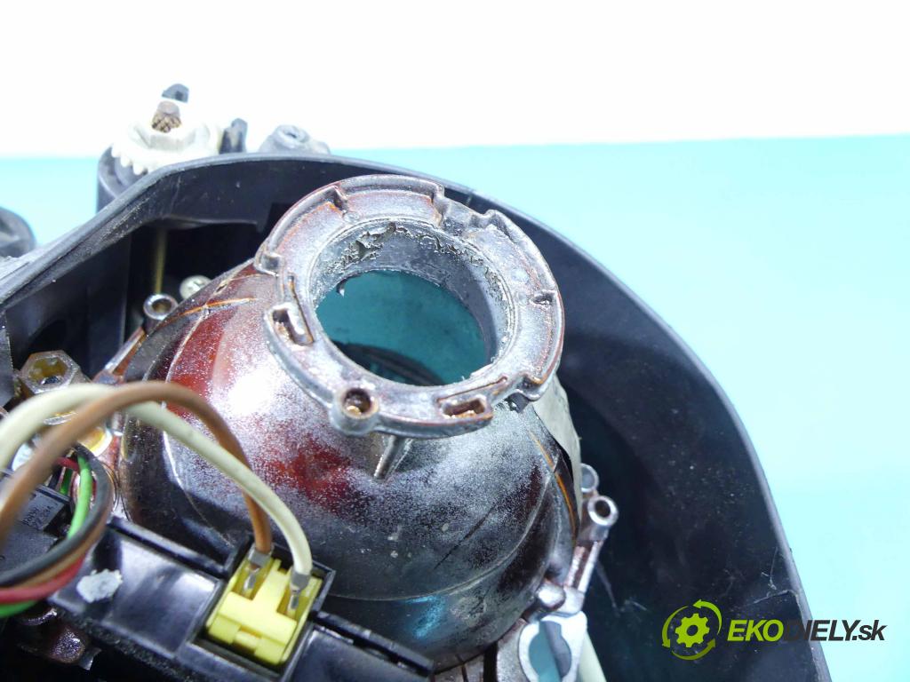 Vw Passat B5 1995-2005 2.8 V6 193 HP manual 142 kW 2771 cm3 5- Reflektor: pravý  (Pravé)