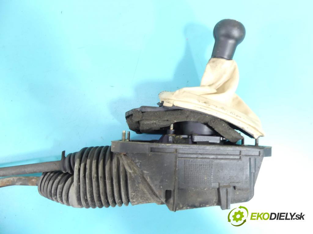 Vw Passat B5 1995-2005 2.8 V6 193 HP manual 142 kW 2771 cm3 5- Páka: Změny: stupeň,rýchlosť 4B0711025E (Rýchlostné páky / kulisy)