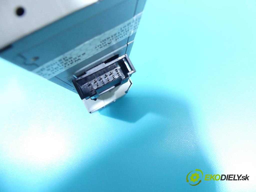 Audi A4 B7 2004-2008 3.0 tdi 232KM automatic 171 kW 2967 cm3 5- Menič: cd 8E0035111D (CD meniče)