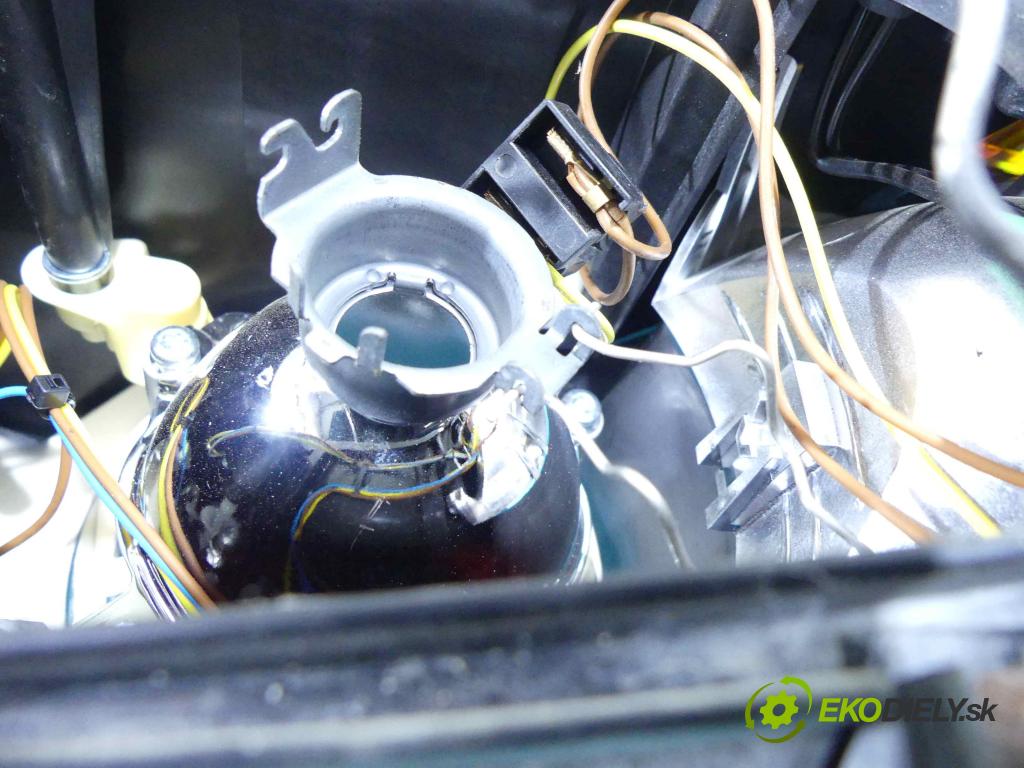 Volvo V50 2.0d 136 HP manual 100 kW 1997 cm3 5- Reflektor: pravý 30678913 (Pravé)