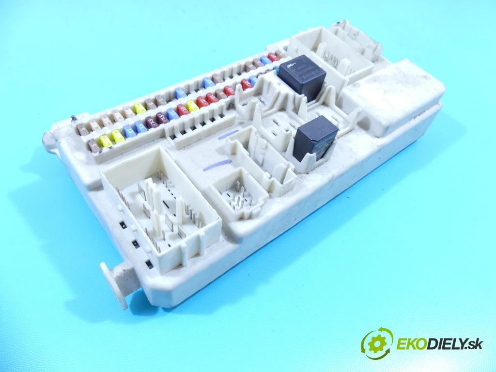 Volvo V50 2.0d 136hp manual 100 kW 1997 cm3 5- skříňka pojistková 8690719 (Pojistkové skříňky)