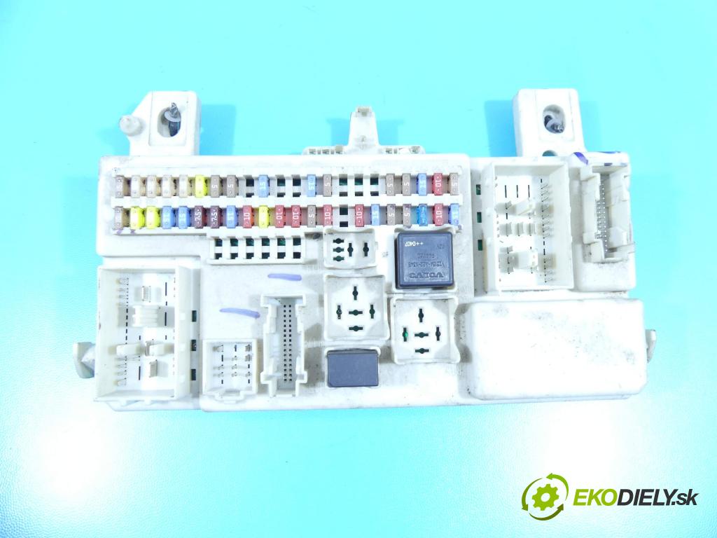 Volvo V50 2.0d 136hp manual 100 kW 1997 cm3 5- skříňka pojistková 8690719 (Pojistkové skříňky)