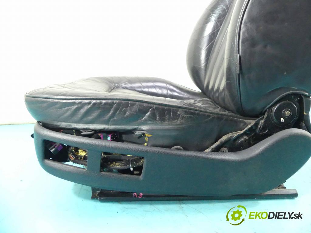 Audi A8 D2 1994-2002 4.2 V8 299KM automatic 220 kW 4172 cm3 4- Sedačka ľavý  (Sedačky, sedadlá)