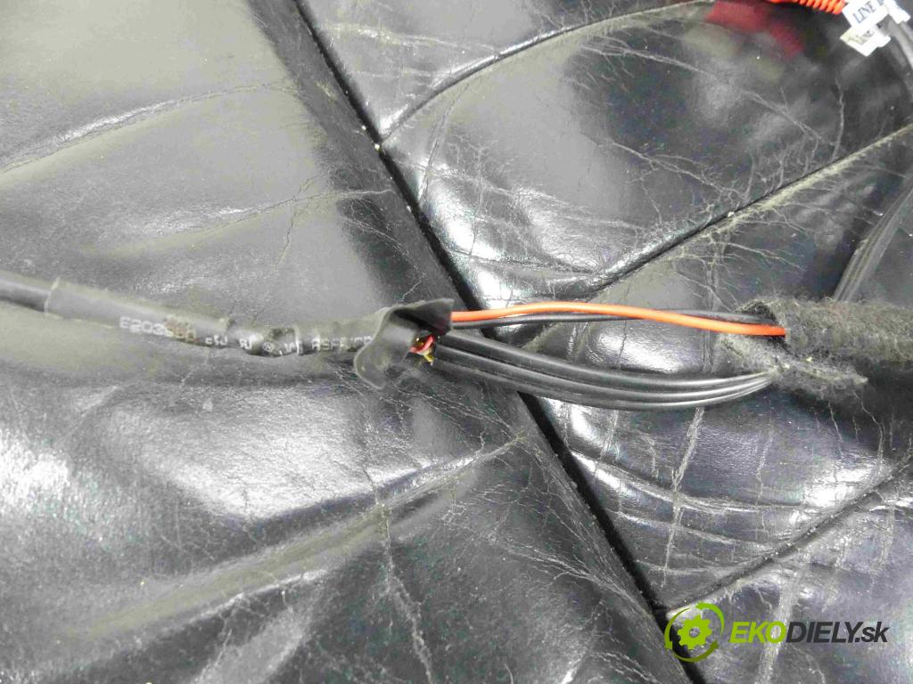 Audi A8 D2 1994-2002 4.2 V8 299KM automatic 220 kW 4172 cm3 4- Sedačka ľavý  (Sedačky, sedadlá)