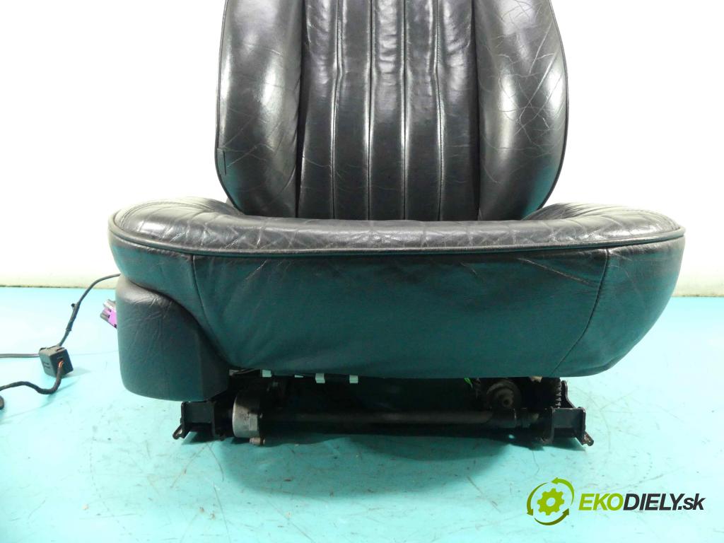 Audi A8 D2 1994-2002 4.2 V8 299KM automatic 220 kW 4172 cm3 4- Sedačka pravý  (Sedačky, sedadlá)
