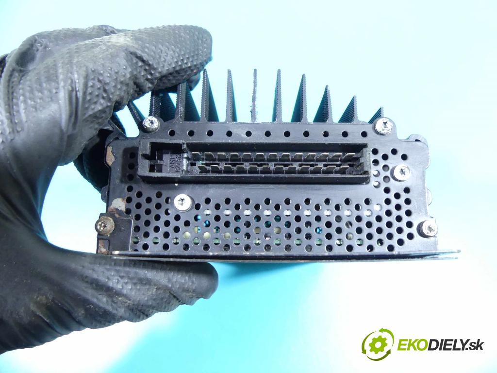 Audi A8 D2 1994-2002 4.2 V8 299KM automatic 220 kW 4172 cm3 4- Zesilovač: 4D0035225C (Zosilňovače)