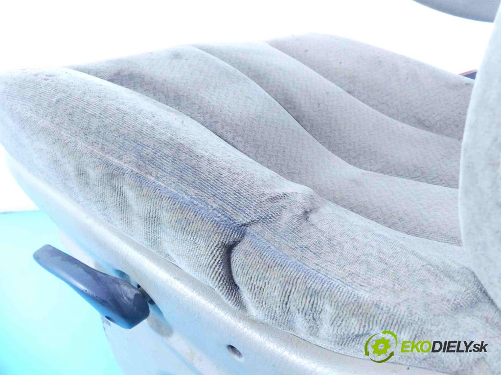 Chrysler Voyager IV 2000-2007 2.5 crdi 143 HP manual 105 kW 2499 cm3 5- Sedačka ľavý  (Sedačky, sedadlá)