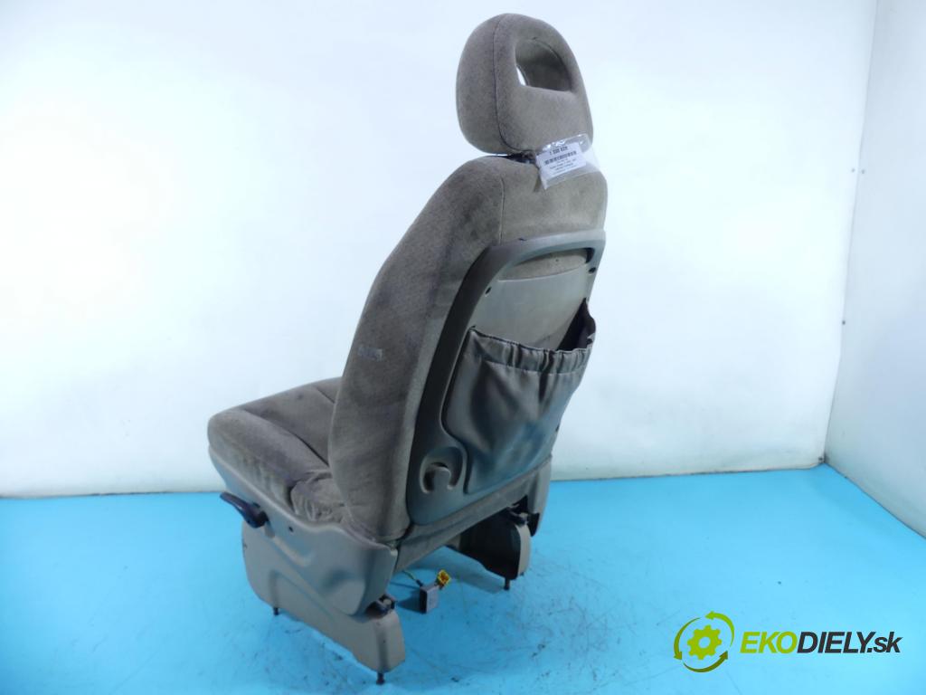 Chrysler Voyager IV 2000-2007 2.5 crdi 143 HP manual 105 kW 2499 cm3 5- Sedačka ľavý  (Sedačky, sedadlá)