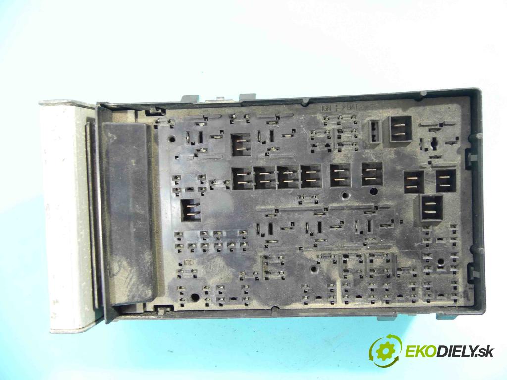 Dodge Caravan IV 2000-2007 3.8 V6 209KM automatic 154 kW 3778 cm3 5- skříňka pojistková 05144505AC (Pojistkové skříňky)