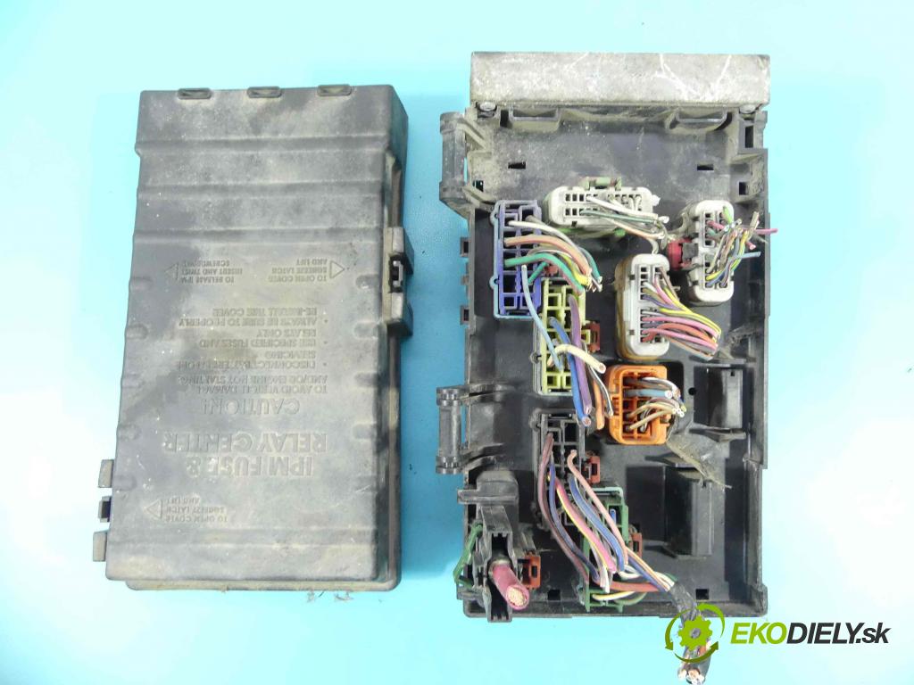 Dodge Caravan IV 2000-2007 3.8 V6 209KM automatic 154 kW 3778 cm3 5- skříňka pojistková 05144505AC (Pojistkové skříňky)